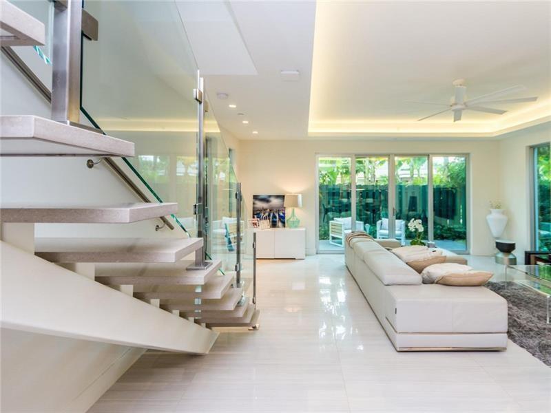 Image 10 of 41 For 240 Shore Ct