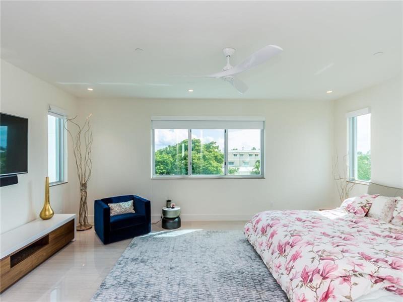 Image 22 of 41 For 240 Shore Ct