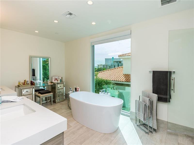 Image 24 of 41 For 240 Shore Ct