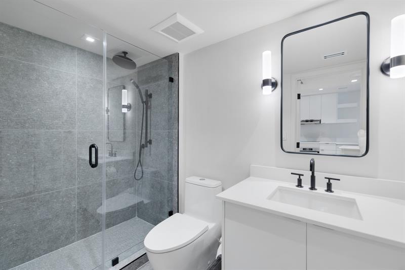 Image 15 of 39 For 2301 Collins Ave  512