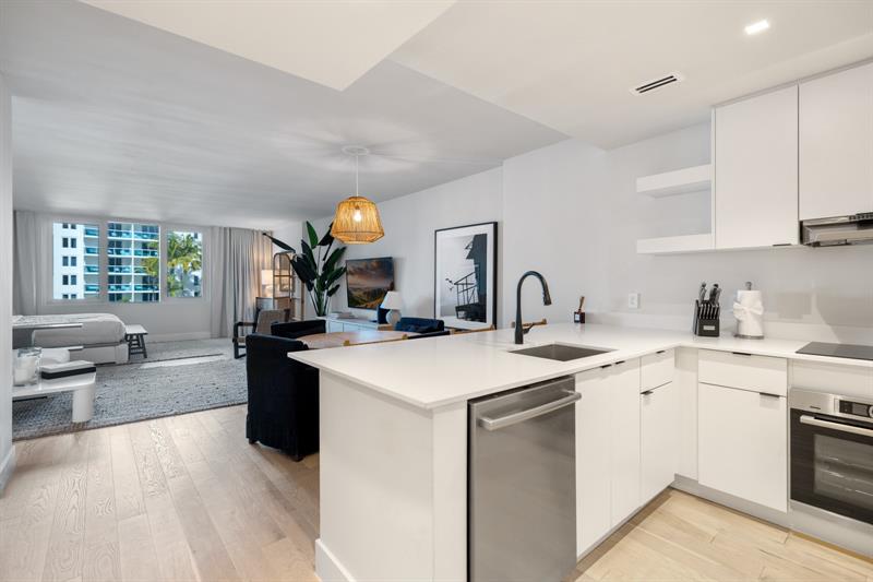 Image 4 of 39 For 2301 Collins Ave  512