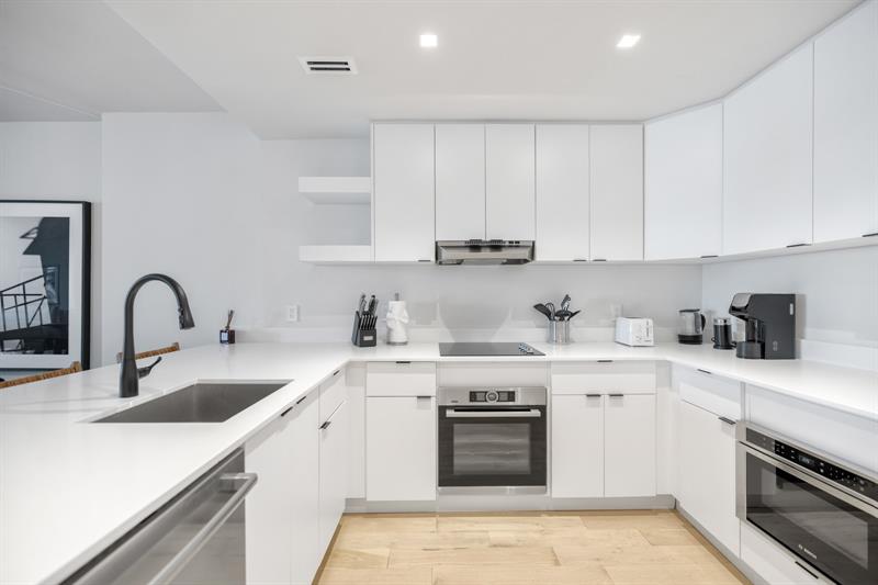 Image 5 of 39 For 2301 Collins Ave  512