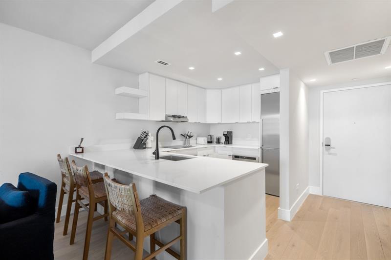 Image 6 of 39 For 2301 Collins Ave  512