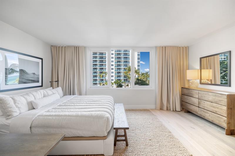 Image 8 of 39 For 2301 Collins Ave  512