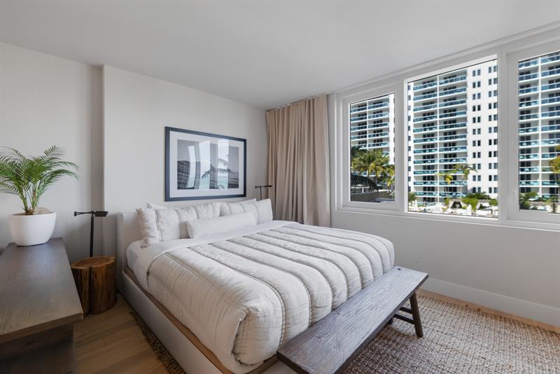 Image 9 of 39 For 2301 Collins Ave  512