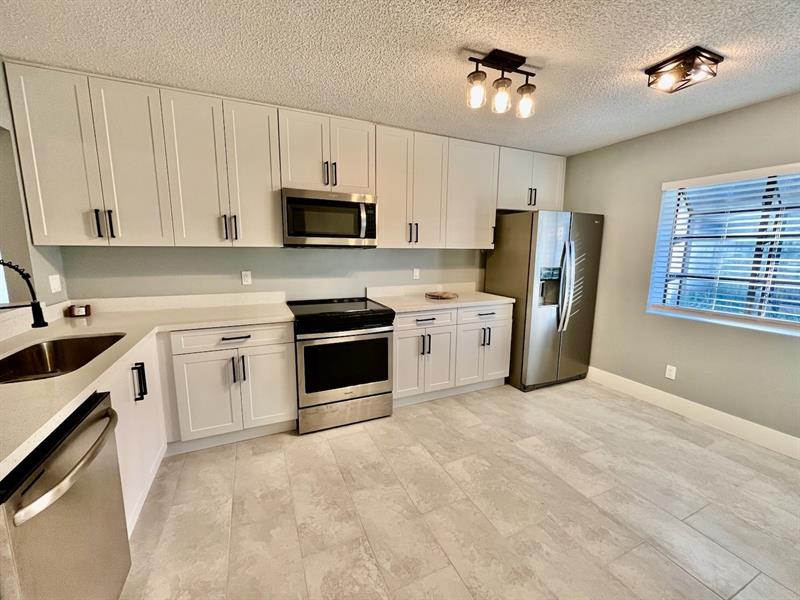 Image 3 of 51 For 3313 Inverrary Blvd  3313