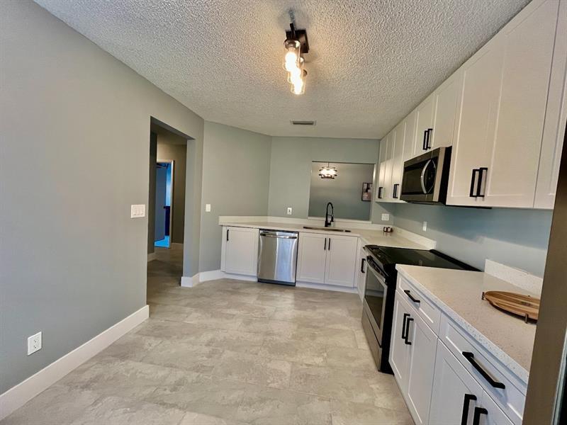 Image 4 of 51 For 3313 Inverrary Blvd  3313