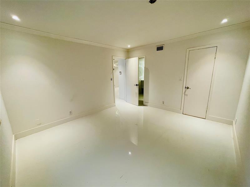 Image 4 of 6 For 3125 Oakland Shores Dr  203