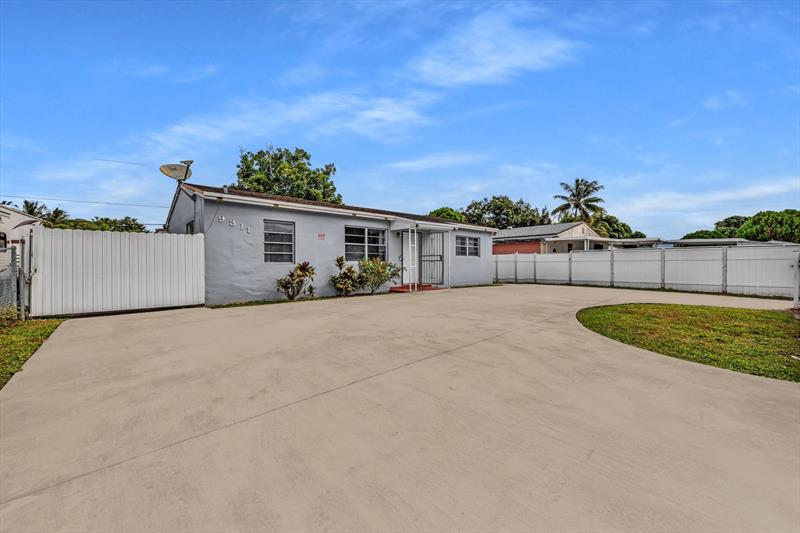 Details for 9311 Broad Manor Rd, Miami, FL 33147