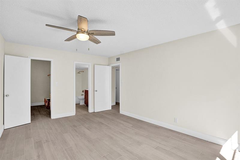 Image 17 of 46 For 3115 Oakland Shores Dr  E109