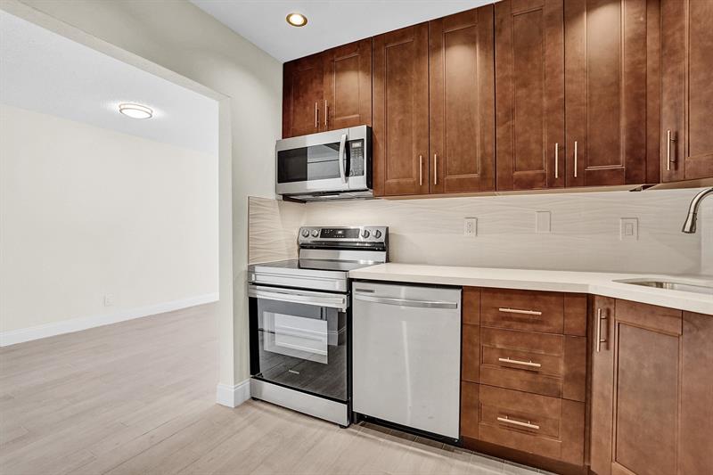 Image 6 of 46 For 3115 Oakland Shores Dr  E109