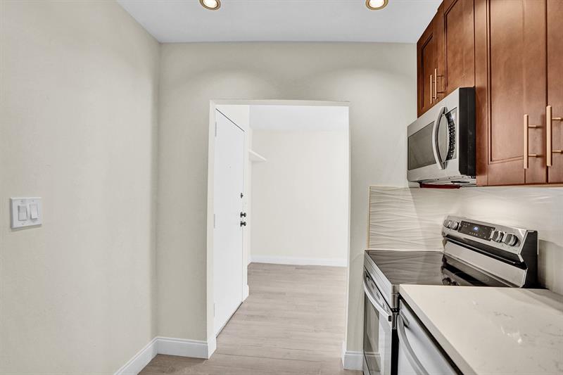 Image 8 of 46 For 3115 Oakland Shores Dr  E109