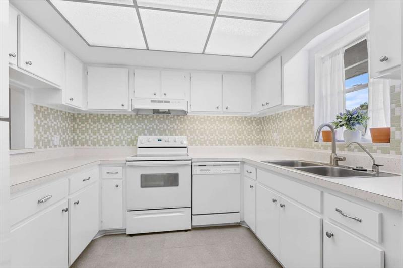 Image 10 of 14 For 415 Us Highway 1  208