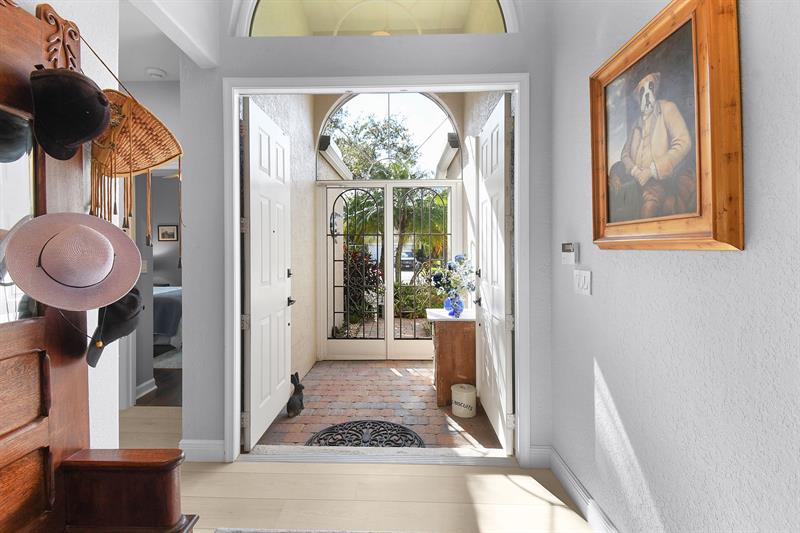 Image 5 of 70 For 6848 Twin Oaks Cir