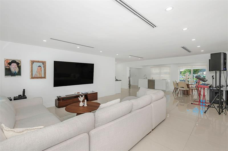 Image 4 of 29 For 825 Argonaut Isle