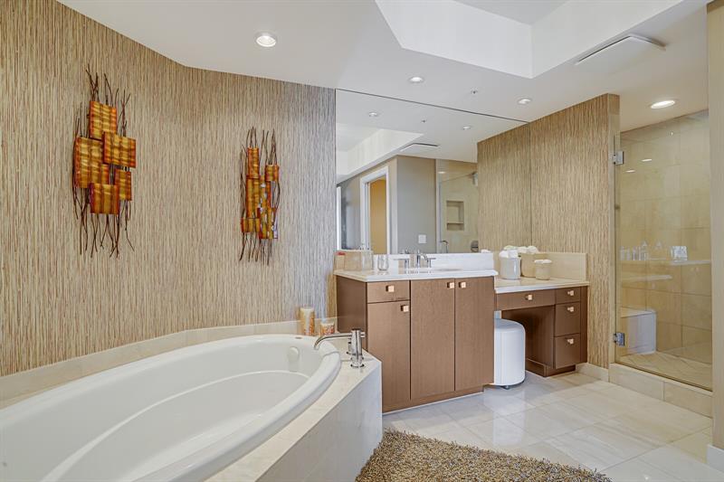 Image 34 of 68 For 1 Ocean Blvd  903