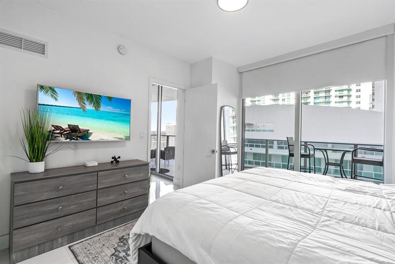 Image 21 of 73 For 488 18th St  3509