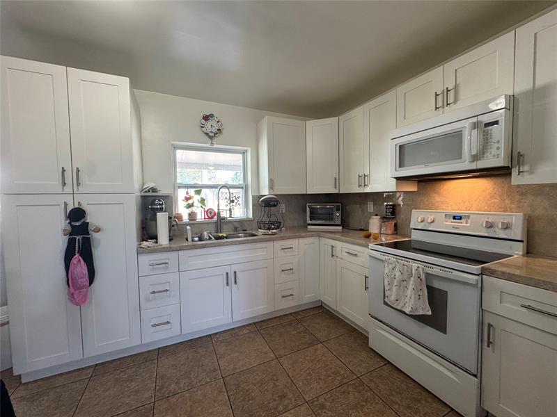 Image 7 of 21 For 500 59th St  