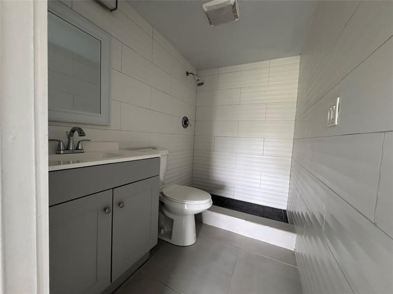 Image 19 of 32 For 9235a Lagoon Pl  310