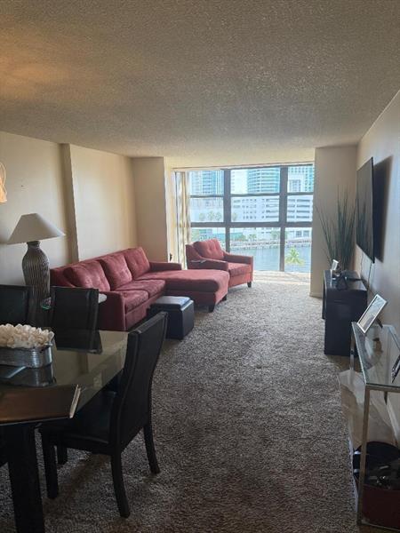 Image 11 of 25 For 600 Parkview Dr  826