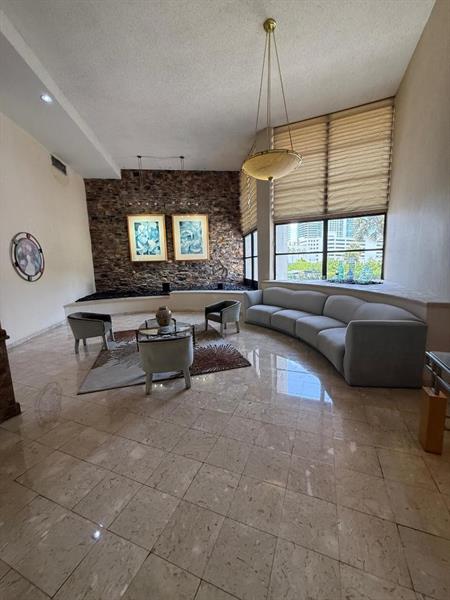 Image 12 of 25 For 600 Parkview Dr  826