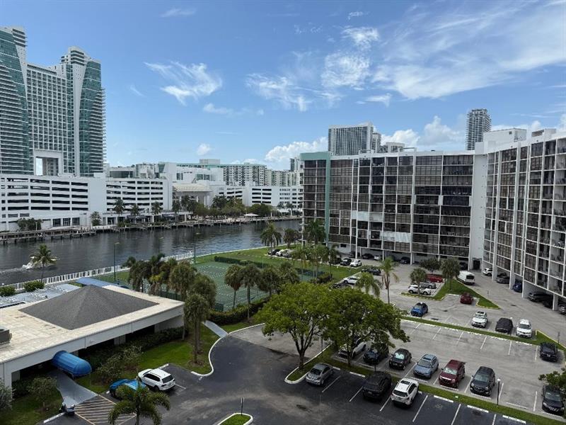 Image 3 of 25 For 600 Parkview Dr  826