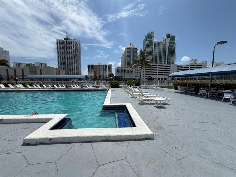 Image 5 of 25 For 600 Parkview Dr  826