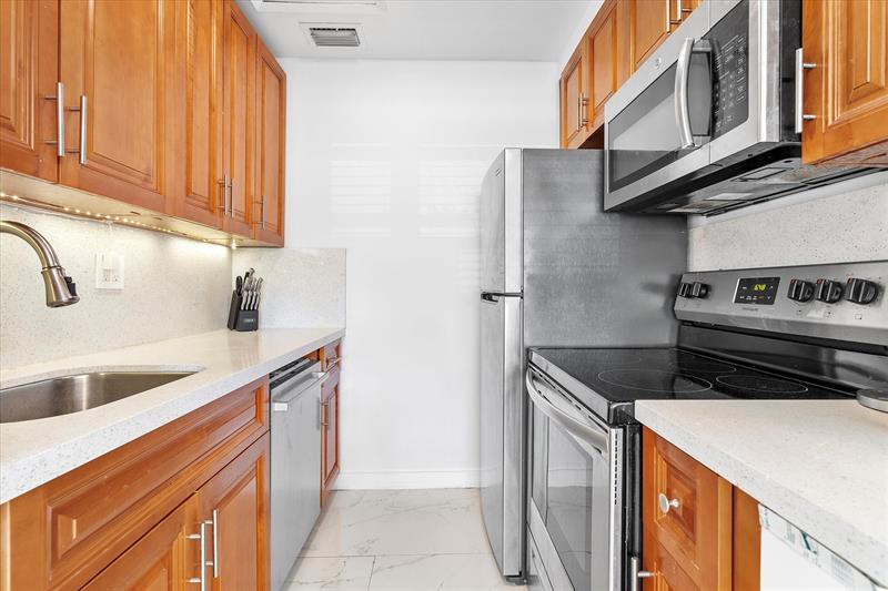 Image 19 of 28 For 440 Rainbow Dr