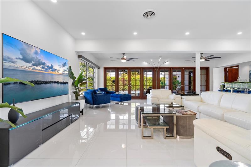 Image 5 of 28 For 440 Rainbow Dr