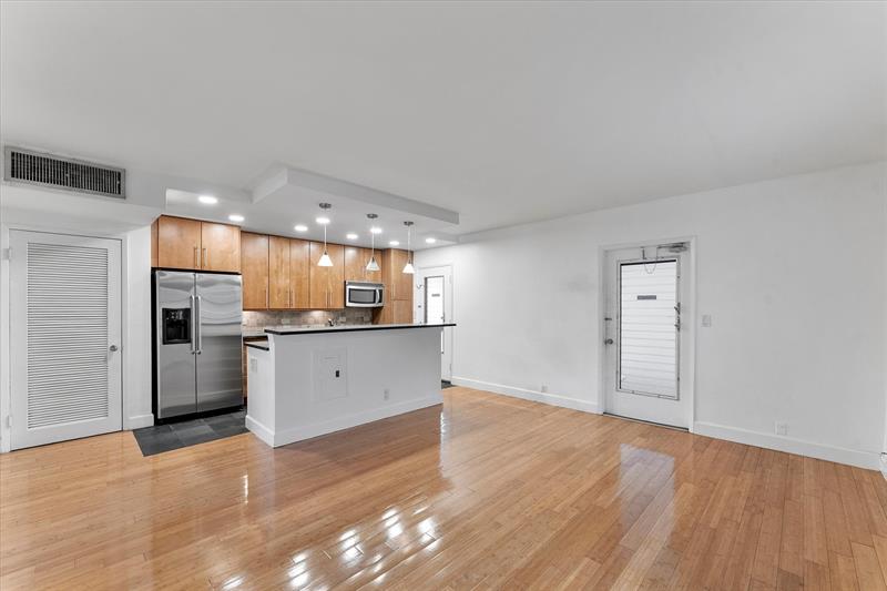 Image 10 of 28 For 125 Isle Of Venice Dr  10