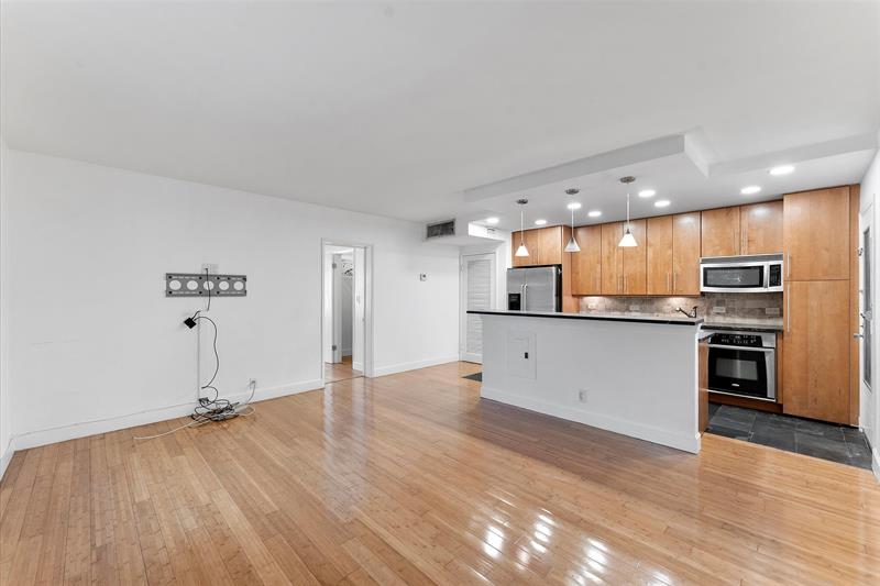 Image 7 of 28 For 125 Isle Of Venice Dr  10