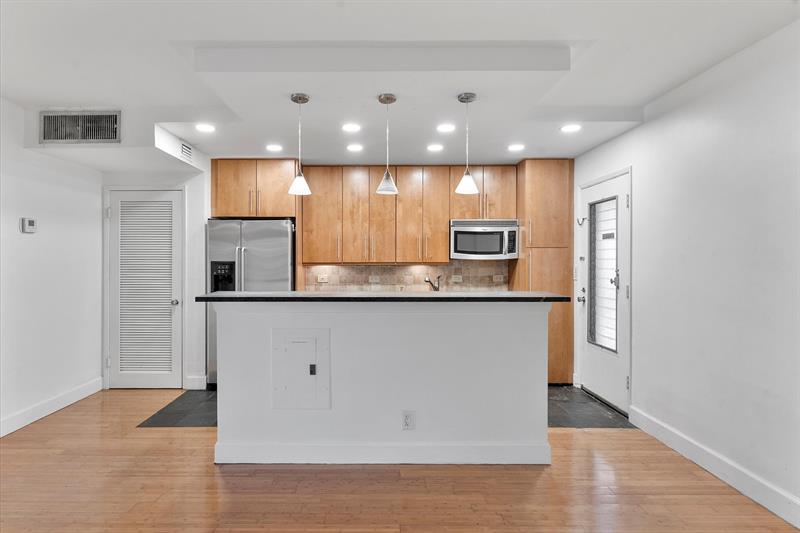 Image 8 of 28 For 125 Isle Of Venice Dr  10