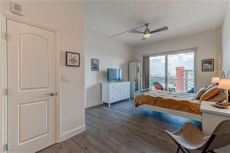 Image 20 of 28 For 1301 Miami Gardens Dr  1721w