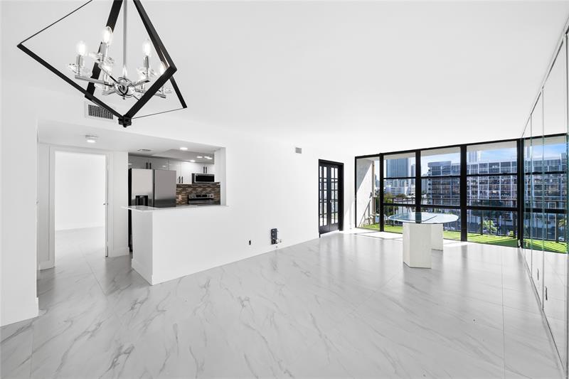 Image 11 of 30 For 800 Parkview Dr  718