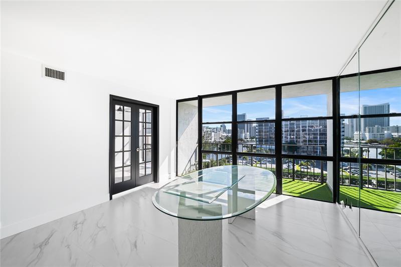 Image 12 of 30 For 800 Parkview Dr  718