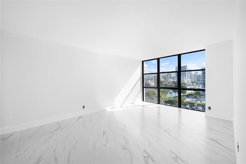 Image 13 of 30 For 800 Parkview Dr  718