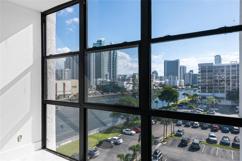 Image 15 of 30 For 800 Parkview Dr  718