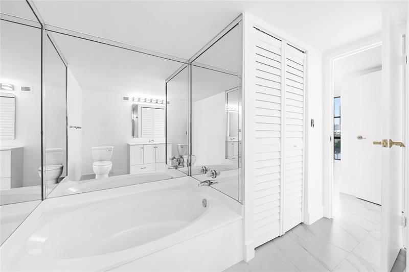 Image 17 of 30 For 800 Parkview Dr  718