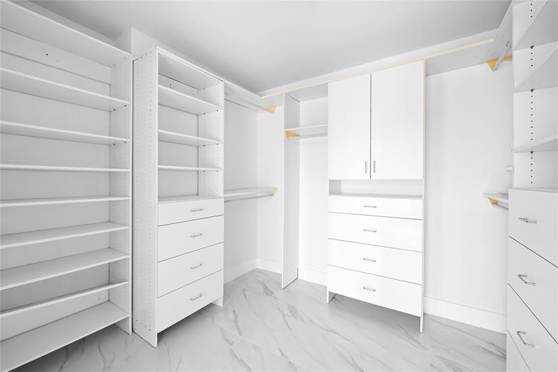 Image 18 of 30 For 800 Parkview Dr  718