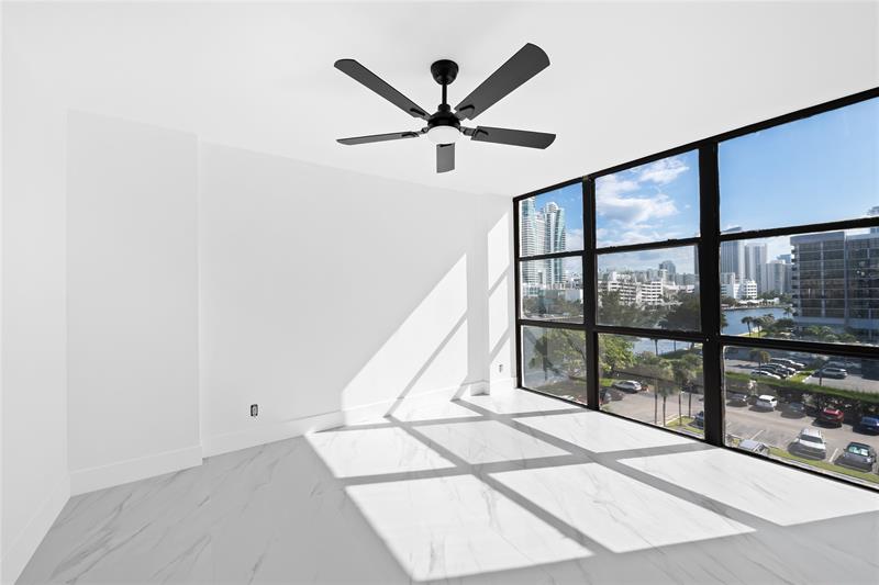 Image 19 of 30 For 800 Parkview Dr  718