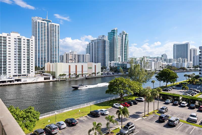 Image 21 of 30 For 800 Parkview Dr  718