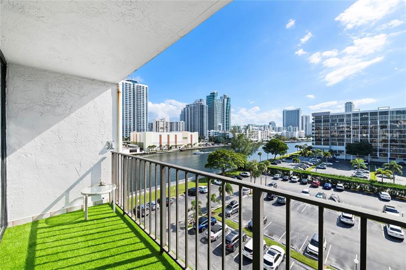 Image 22 of 30 For 800 Parkview Dr  718