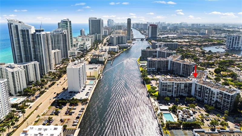 Image 27 of 30 For 800 Parkview Dr  718