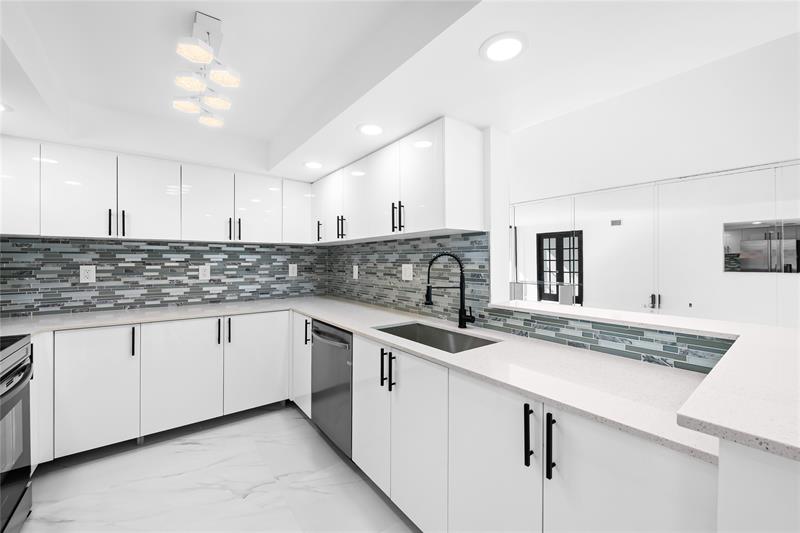 Image 4 of 30 For 800 Parkview Dr  718