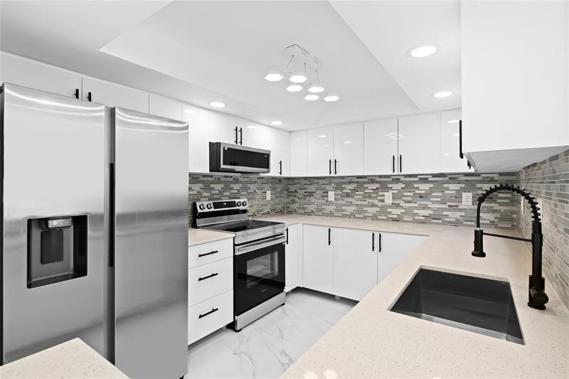 Image 5 of 30 For 800 Parkview Dr  718