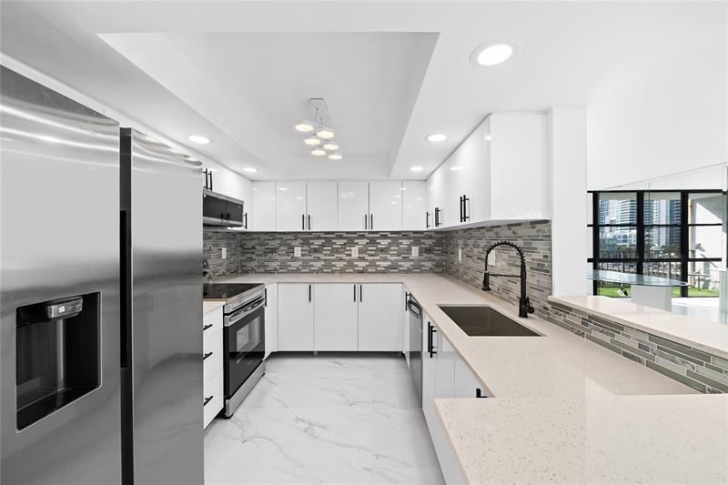 Image 7 of 30 For 800 Parkview Dr  718