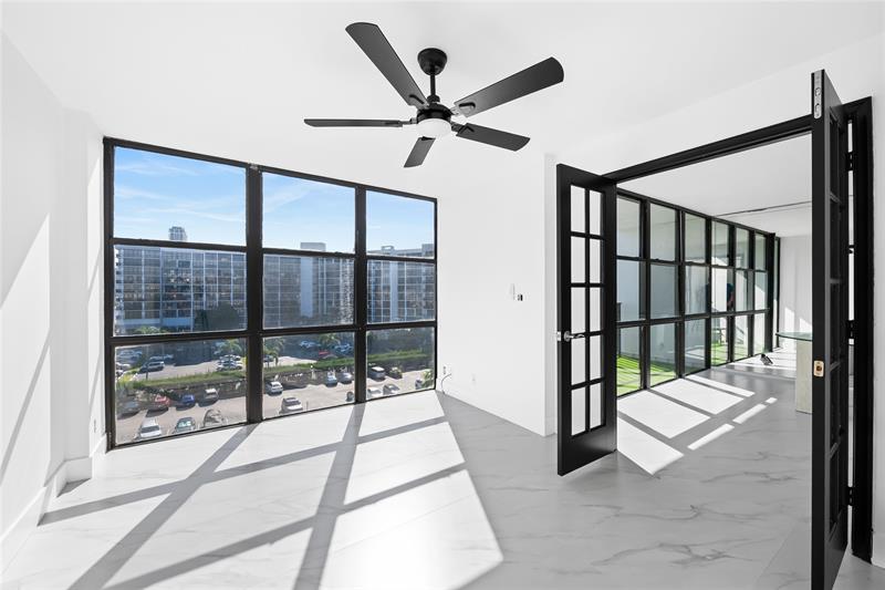 Image 8 of 30 For 800 Parkview Dr  718