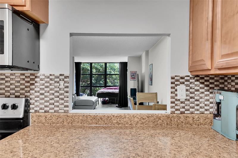 Image 11 of 31 For 1000 Parkview Dr  306