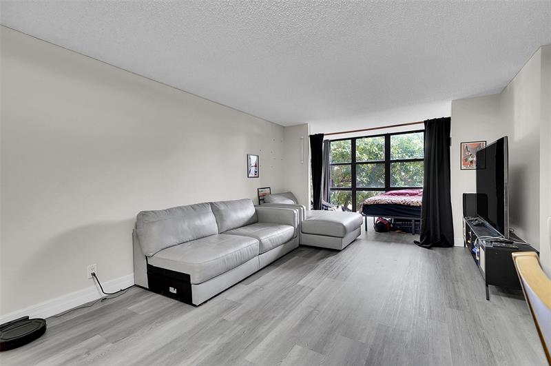 Image 15 of 31 For 1000 Parkview Dr  306