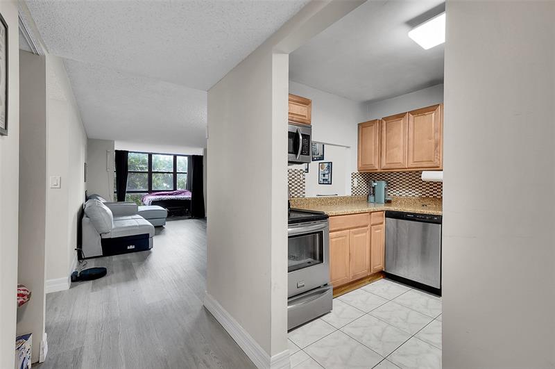 Image 7 of 31 For 1000 Parkview Dr  306